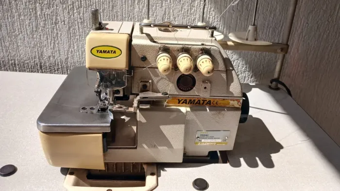 Máquina Overlock Yamata 