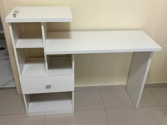 Escrivaninha com gaveta