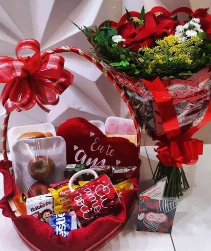Cesta cafe e buquê de rosas