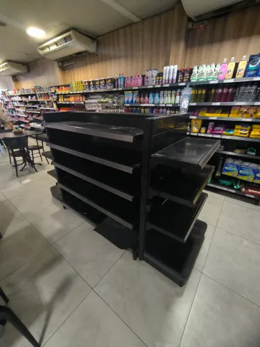 Gôndola de centro em ótimo estado