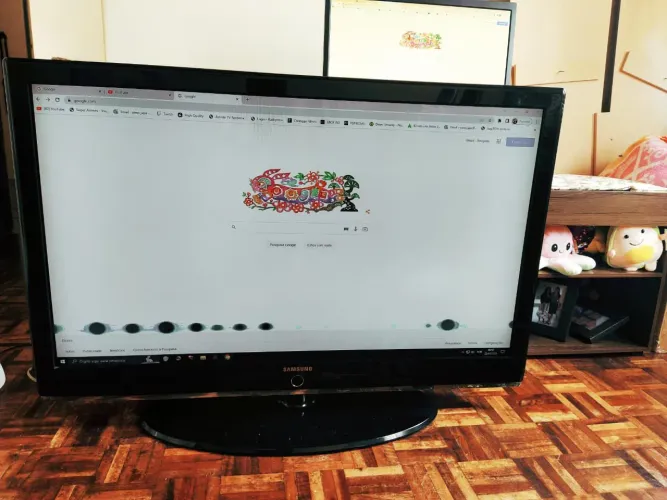 TV SAMSUNG 50 POLEGADAS DE PLASMA. FUNCIONANDO (APENAS COM MANCHA NA TELA) COM CONTROLE