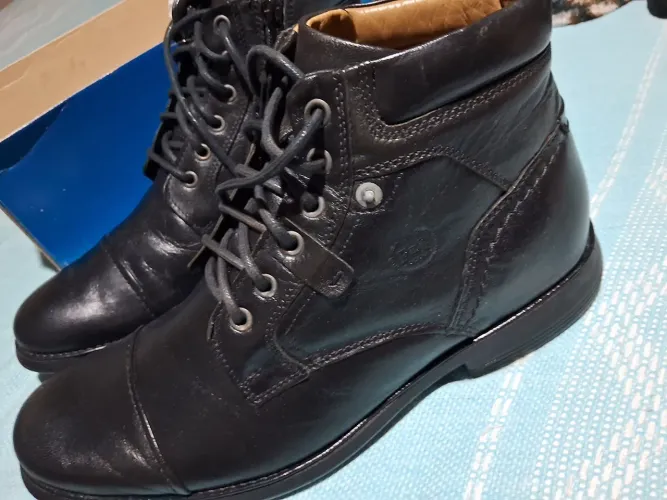 Bota masculina de couro cor preta  n43 novinha no precinho de 200