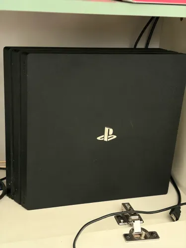 Playstation 4 PRO + Playmovie duplo + 1 controle azul (jogo just dance 2024)