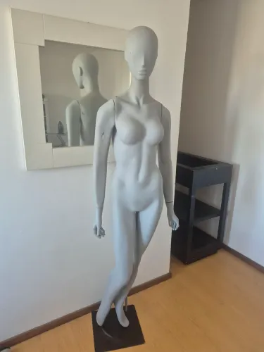 MANEQUIM FEMININA FIBRA DE VIDRO CINZA