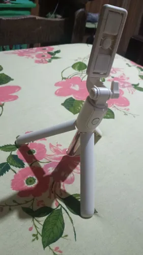 tripé e dois estabilizadores e um apoiador de celular