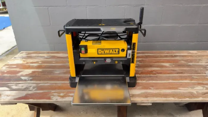 Plaina Desengrossadeira / Desengrosso  Portátil DEWALT DW733