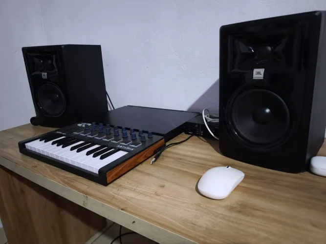 Monitor de studio jbl 305 mk ii