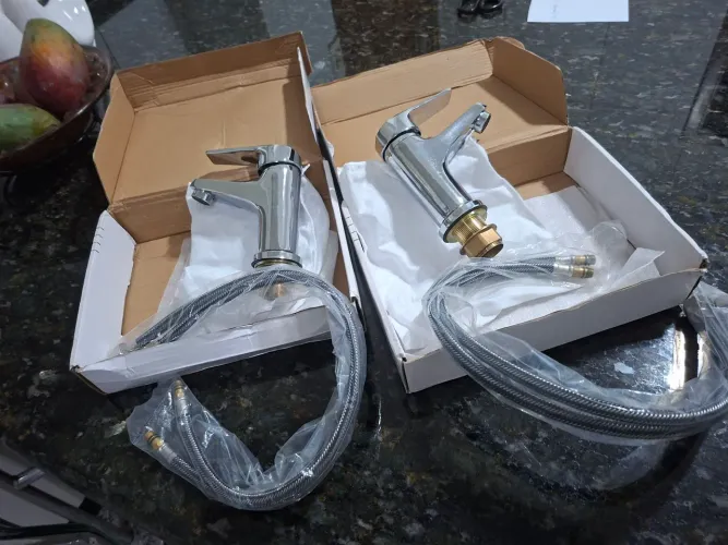 Lote com 2 torneiras monocomando: quente e frio, novas. Sem uso, importadas, lindas