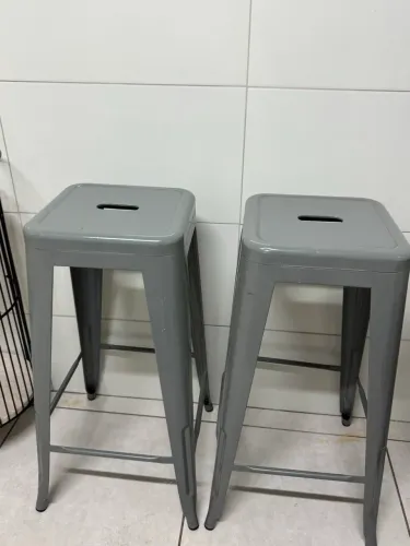 Banquetas em metal cinza