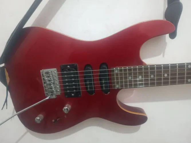 Linda guitarra Memphis Tagima regulada e cordas novas
