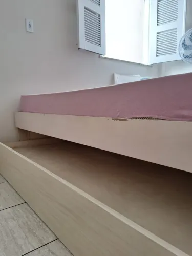 CAMA DE SOLTEIRO COM BICAMA E CABECEIRA COM BAÚ EM MADEIRA