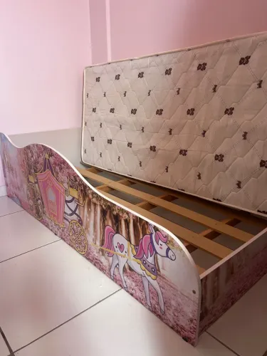 Mini cama para menina! Acompanha colchão.