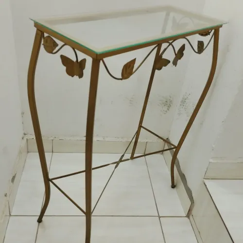 Mesa de decorativa, ferro com tampa de vidro