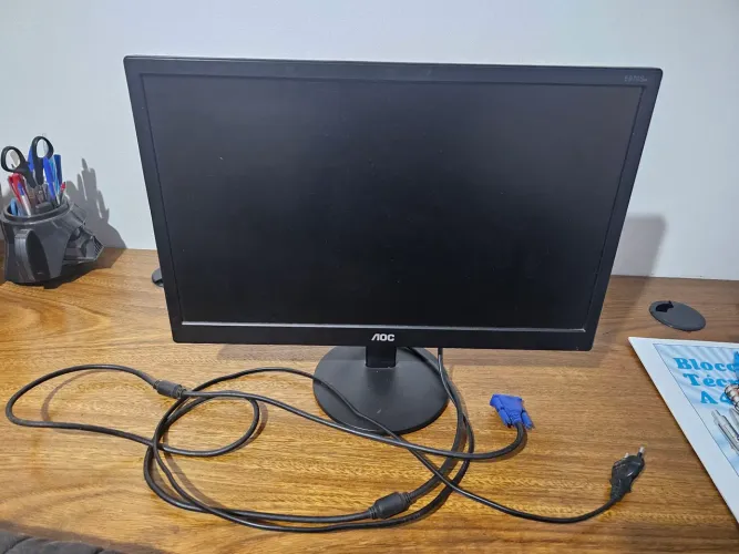 Monitor AOC e970SW LCD 18,5" - Usado, Funcionando Perfeitamente