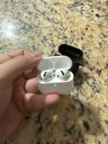 AirPods 4 com Cancelamento de Ativo de Ruído (garantia até 2027)
