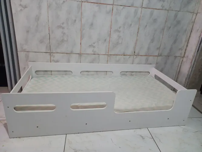 Cama infantil com colchão usada. Por R$ 90,00 , na cor branca retirar no bairro serraria.