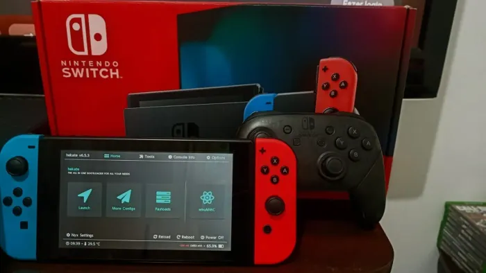 Nintendo switch V2 desbloqueado com caixa + Pro controller semi-novo muito bem cuidado