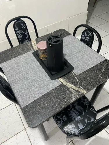 Mesa bem conservada 470,00