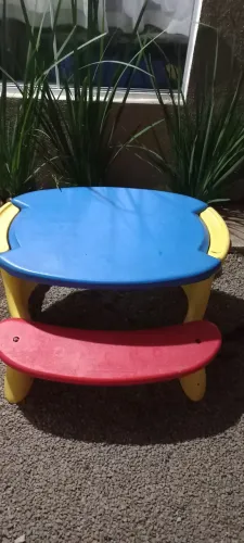 Mesinha de crianças. 150,00 ótimo estado.