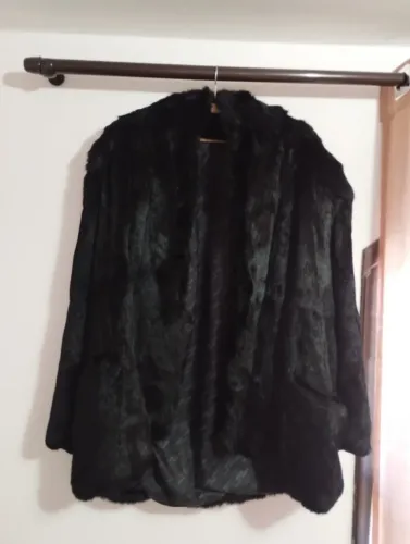 Casaco de pele preto em ótimo estado