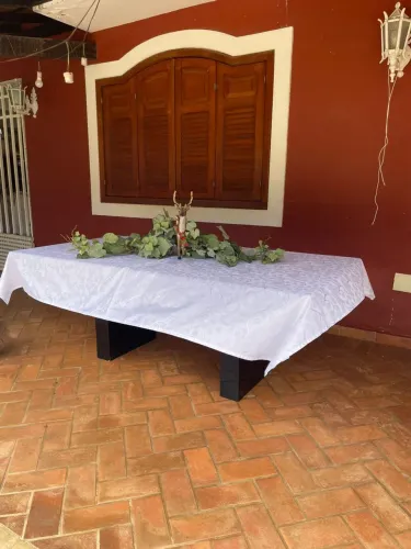 Mesa de madeira com tampão de vidro