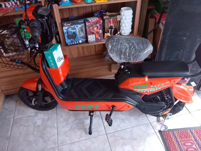 bicicleta elétrica vermelha da marca Fest