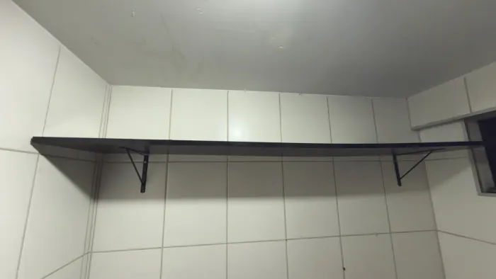 Prateleira de madeira com suporte