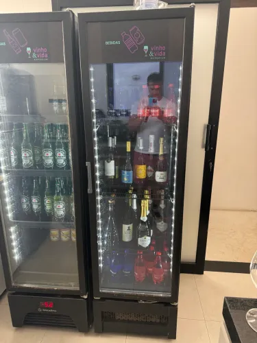 Expositor Refrigerado de Bebidas Metalfrio - 326 Litros Preto - 220V