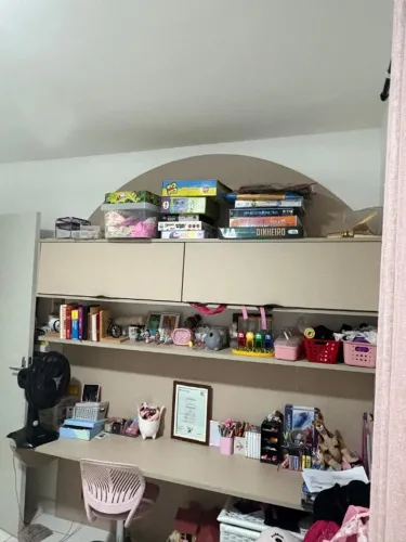 Escrivaninha com prateleira e armários suspensos
