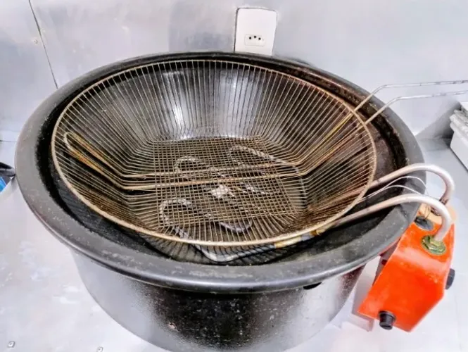 FRITADEIRA ELÉTRICA COM 14 LITROS SEM CAVALETE