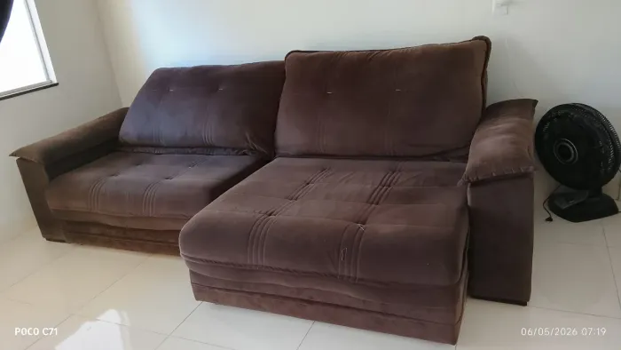 Sofá confortável e conservado