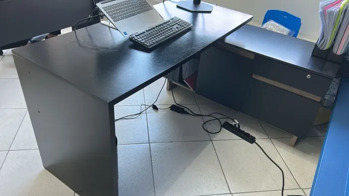 Mesa em L preta 