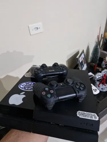 PS4 FAT 500GB CONSERVADO- 2 CONTROLES + JOGOS - Versão 13.52