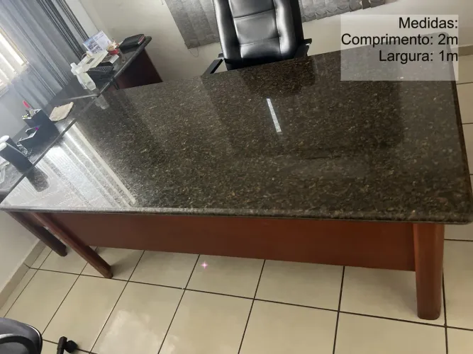 Mesa de madeira estilo mogno com tampa de granito