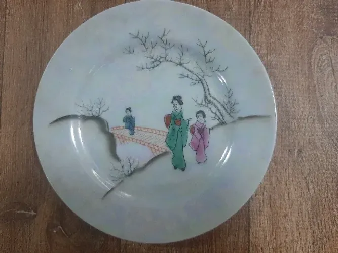 01 Prato Antigo Porcelana Japonesa Pintado à Mão - Gueixas -18,5cm diâmetro-Ótimo estado.