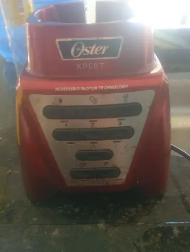 Liquidificador Oster xpert sem o copo mas o funcionamento do motor está ótimo ele é 1100 w