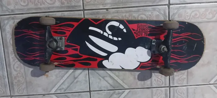 Skate Black and Red, montado e em excelente estado!