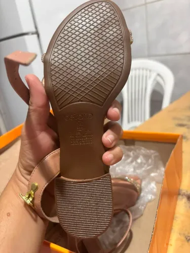Vendo sandália feminina nova confortável. Ainda não caixa.