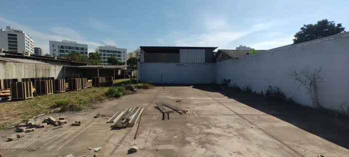 GALPÃO ATERRADO 600M² (FRENTE P/ 2 RUAS)