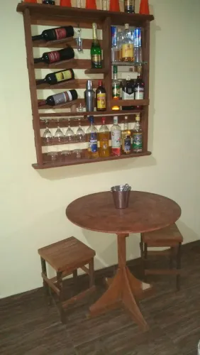 Barzinho de parede ,e mesa rústica.