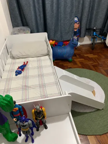 Cama Montessoriana com escorregador, nichos e grade de proteção