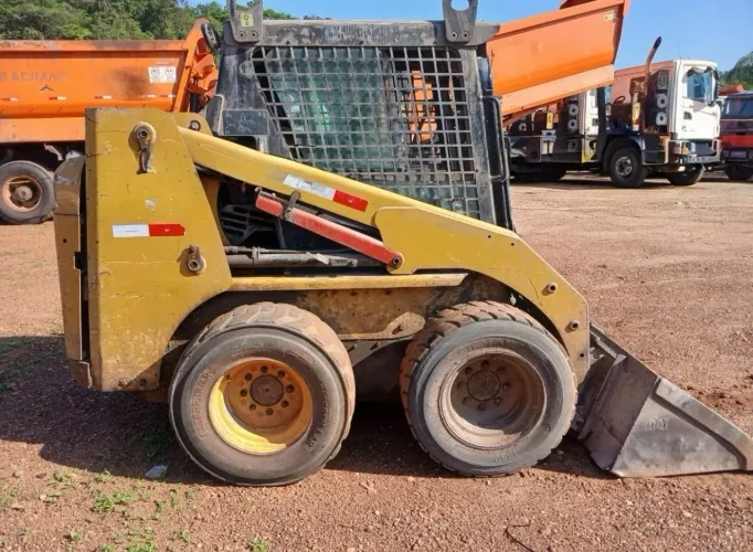 Minicarregadeira Caterpillar 226B3 ano 2019, com 2.730 horas e ar condicionado, em MG