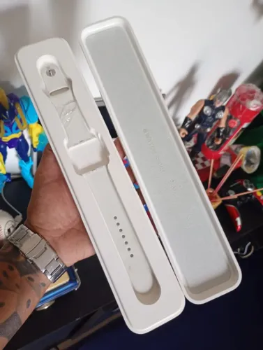 Caixa Acrílico Apple + Pulseira Apple Watch M/L 40mm<br>R$ 200,00