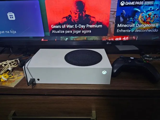 Xbox series S com 2 controles.