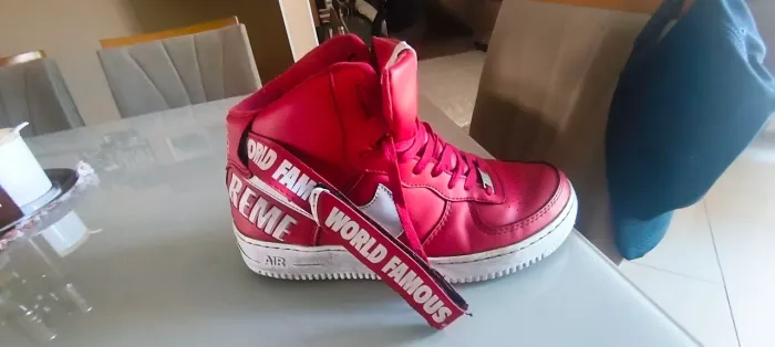 Vendo dois tem . Um é original ( vermelho) . O outro réplica.   