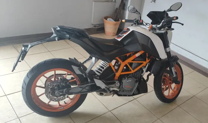 KTM Duke 390 2015 Branca