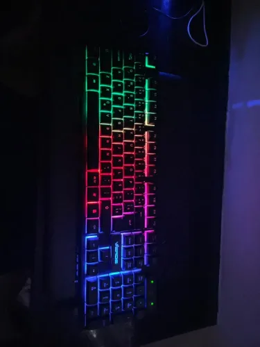 Teclado Gamer com luzes LED RGB coloridas