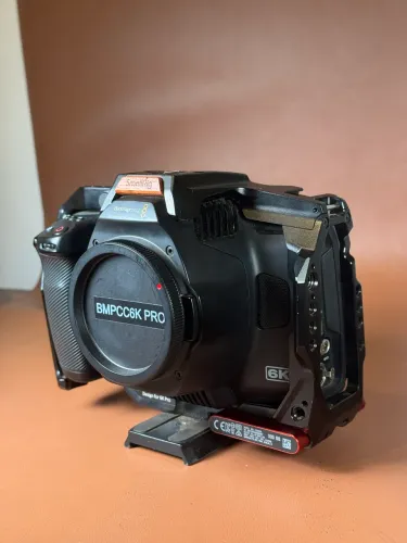 Blackmagic Pocket 6K Pro + Cage Smallrig + SSD 500GB + 4 Baterias (Impecável)