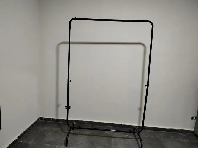 Arara de metal preta