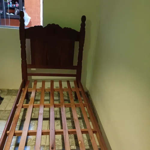 Cama solteiro de sucupira.